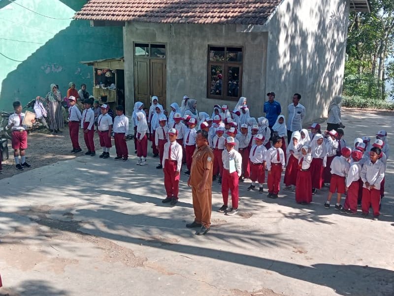 upacara bendera rutin tiap hari senin